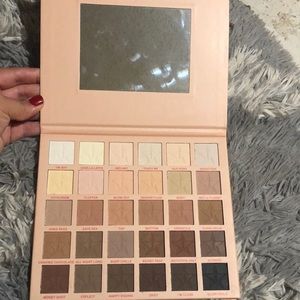 Neutral eyeshadow pallet